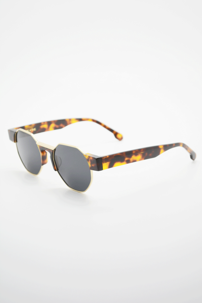 Color_Carey Oscuro Dorado-Negro (CryOG-Blk)